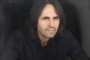 Αφιέρωμα στον Λαυρέντη Μαχαιρίτσα με Διονύση Τσακνή, Παυλίνα Βουλγαράκη και Κίτρινα Ποδήλατα - εικόνα 2