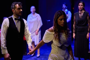 "Ο μπογιατζής": Η θεότρελη βρετανική "κωμωδία για τρεις" σε νέο θέατρο - εικόνα 4