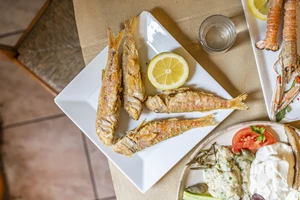 Σε ένα φρέσκο κυψελιώτικο στέκι θα δοκιμάσεις σιγομαγειρεμένο κατσικάκι με χόρτα, όπως πρέπει - εικόνα 4