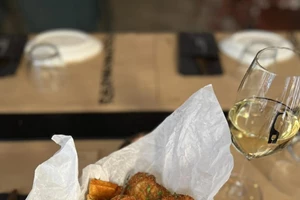 Σε αυτό το ολοκαίνουργιο καφενείο θα φας πίτα κατευθείαν από την καυτή μασίνα - εικόνα 6