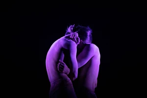 Η χοροθεατρική παράσταση "Άτιτλον" χωράει μια ιστορία για τον έρωτα, τη σύγκρουση, την μνήμη και το τραύμα - εικόνα 5