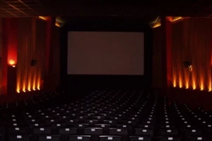 Ο Τάκης Ζαχαράτος στο Embassy Theater της Αθήνας τον Οκτώβριο - εικόνα 1