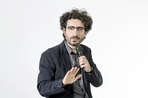 "Α4": Ο Δημήτρης Δημόπουλος στο πιο ενδοσκοπικό stand up comedy σόλο του - εικόνα 4