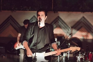 Ο Φοίβος Δεληβοριάς επιστρέφει σε ένα μουσικό threesome στο Κύτταρο - εικόνα 2