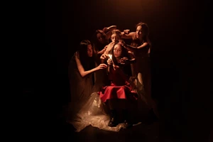 Η "Ζηνοβία η θεατρίνα" ζωντανεύει τον κόσμο των μπουλουκιών στη σκηνή - εικόνα 5