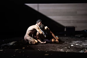 Η Νατάσα Εξηνταβελώνη συνεχίζει να συγκινεί με το "Girls & boys" - εικόνα 10