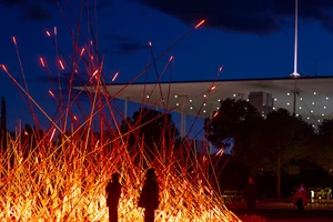 Φωτορεπορτάζ: Το ΚΠΙΣΝ υποδέχτηκε τα Χριστούγεννα με μια εντυπωσιακή φωταγώγηση - εικόνα 1