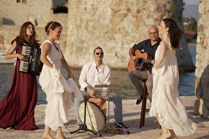 Οι Marva Von Theo και Moonmoth live στην Αγγλικανική Εκκλησία - εικόνα 3