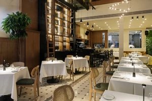 Σε άλλα νέα, ο Τζέιμς Μποντ τρώει παϊδάκια σε αυτή την αθηναϊκή χασαποταβέρνα - εικόνα 8