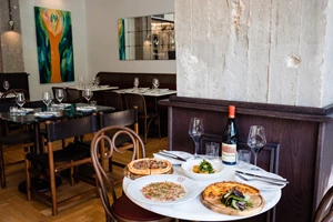 Τα μεζεδοπωλεία της Αθήνας που κρατούν τις τιμές χαμηλά και τη γεύση ψηλά - εικόνα 9