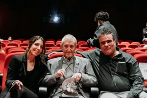 Ο Γιάννης Βογιατζής γιορτάζει 100 χρόνια ζωής και η Finos Film τον τιμά με ένα ξεχωριστό βίντεο - εικόνα 1