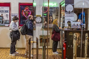 Απόψε (24/04) στην TV: Ο Κέβιν Κόστνερ βρίσκεται "Ανάμεσα Σε Δύο Κόσμους" - εικόνα 2