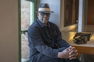 Η Μαρία Φακίνου έγραψε την πιο ειλικρινά αθηναϊκή ιστορία μιας σχέσης - εικόνα 2