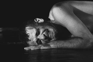 Ο "Φονιάς" του Βασίλη Κατσικονούρη επιστρέφει στο Δημοτικό Θέατρο Πειραιά - εικόνα 2