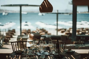 Τι γεύση μας αφήνει το πιο upscale beach bar της Πάρου - εικόνα 3