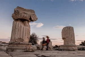 Ο μύθος της Περσεφόνης επαναπροσδιορίζεται στη γλυπτική εγκατάσταση του Κωστή Βελώνη - εικόνα 4