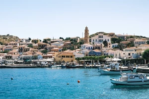 Ένα ελληνικό νησί, ένα πανηγύρι και ένα καλοκαίρι δημιουργήματα του ΑΙ - εικόνα 2