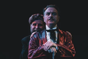 Ο Οδυσσέας Σταμούλης και η μεταμόρφωσή του σε "Φιάκα", στον πιο αξιαγάπητο απατεώνα του ελληνικού θεάτρου - εικόνα 6