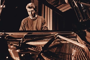 "Dream Requiem": Ο Rufus Wainwright φέρνει στο Μέγαρο Μουσικής μια συγκλονιστική μουσική τελετουργία μνήμης και ελπίδας - εικόνα 8