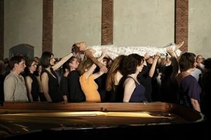 "Human Requiem in Eleusis": Παγκόσμια πρεμιέρα για την ταινία της εμβληματικής παράστασης της 2023 Ελευσίς Πολιτιστική Πρωτεύουσα της Ευρώπης - εικόνα 3