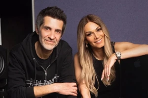 H Χριστίνα Μαξούρη τραγουδά για "Χίλιες Γυναίκες" σε μουσική Μίνου Μάτσα - εικόνα 1