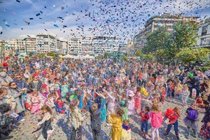 Το πάρτυ της Αποκριάς στο Περιστέρι καλά κρατεί - εικόνα 2
