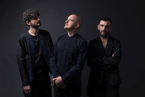 Moderat: "Η πραγματικότητα είναι φρικτή. Γι’ αυτό κάνουμε ακόμα μουσική" - εικόνα 1