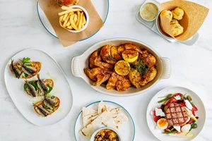 Sunday Table: Στο The Dolli's Rooftop Restaurant στρώνουν κυριακάτικο τραπέζι - εικόνα 7