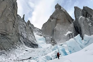 Απόψε (25/04) στην TV: Ένας iconic μασκοφόρος επαναστάτης - εικόνα 2