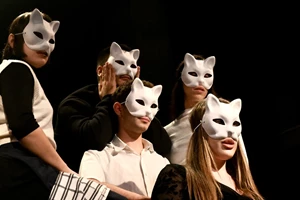 "(Love me) Tinder": Δίγλωσση performance στο Theatre of the No - εικόνα 3