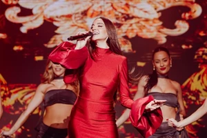 Η Κατερίνα Λιόλιου επιστρέφει στην Αθήνα να μας ζητήσει τον "Λογαριασμό" - εικόνα 1