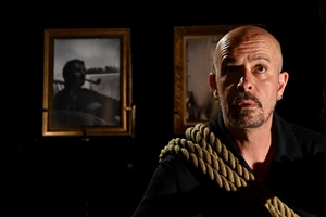 "Η Θάλασσα και ο γέρος": Δείτε νέες φωτογραφίες της παράστασης με τον Τάσο Νούσια - εικόνα 6