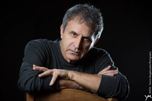 Ο Σταύρος Ξαρχάκος ταξιδεύει το κοινό "Στο Φως" στο Δημοτικό Θέατρο Λυκαβηττού - εικόνα 5