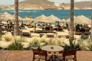 Πώς είναι να τρως στο πιο μποέμ beach restaurant της Μυκόνου - εικόνα 3