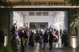 "Επόμενη Στάση: Κυψέλη": Η θεατρική διαδρομή ξαναπερνά από τη Δημοτική Αγορά - εικόνα 4