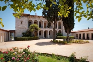 Πάσχα 2026: Πότε ξεκινά το εορταστικό ωράριο και ποια Κυριακή θα είναι ανοιχτά τα μαγαζιά - εικόνα 2