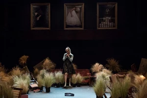 "Τα κατασκευασμένα συμφέροντα": Η νέα παράσταση του Γιάννη Καλαβριανού ανεβαίνει στο Θέατρο Τέχνης-Κάρολος Κουν - εικόνα 4
