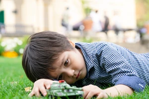 "Εδώ κοντά": Ένα νέο παιδικό βιβλίο μιλά για τις προκαταλήψεις - εικόνα 1