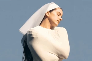 Έρχεται νέα ταινία για την 'Αλίκη στη Χώρα των Θαυμάτων' με την Σαμπρίνα Κάρπεντερ - εικόνα 2