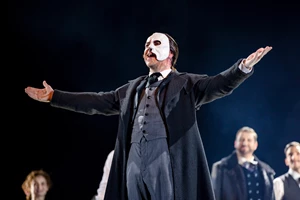 "Phantom of the opera": Δείτε φωτογραφίες λίγο πριν την πρεμιέρα στο Christmas Theater - εικόνα 1