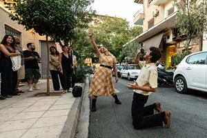 "Επόμενη Στάση: Γκαζοχώρι": Μια νέα περιπατητική θεατρική εμπειρία από τους Ανεμόμυλους - εικόνα 1