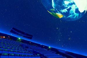 "Είμαστε Αστρόσκονη": Μία παράσταση του Διονύση Σιμόπουλου με αδημοσίευτη μουσική του Vangelis στο Πλανητάριο - εικόνα 1