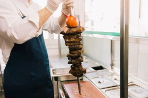 Στο Γαλάτσι, ο Νίκος ο Καλαβρυτινός είναι σημείο αναφοράς για το σουβλάκι - εικόνα 9