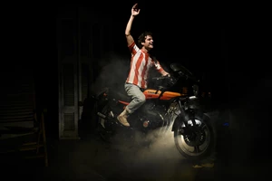 Ο Γιώργος Νινιός επιστρέφει με το "Τσιτάχ. Η ερημιά του τερματοφύλακα" σε μια από τις καλύτερες στιγμές του - εικόνα 2