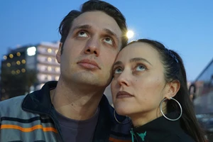 "Κολυμπώντας στον αέρα": Δύο γυναίκες έξω από το 'καλούπι' στο συγκινητικό και βαθιά πολιτικό έργο - εικόνα 3