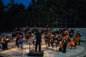 Δύο νέες εκθέσεις του εικαστικού Γιώργου Ξένου μάς καλούν να δούμε την Αίγινα με άλλο μάτι - εικόνα 1