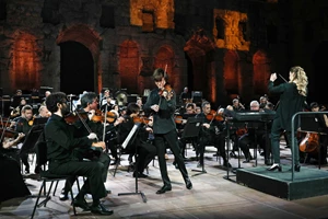 Το "Kalamata Festival Orchestra" με τη σοπράνο Elisabeth Freyhoff και τον μαέστρο Joshua Weilerstein - εικόνα 2