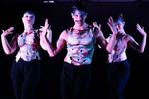 "Σκοτώνουν τα άλογα όταν γεράσουν": Ένας μαραθώνιος ανθρώπινης αντοχής στο θέατρο Εν Αθήναις - εικόνα 6