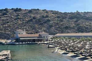 "Αντίο Σαντορίνη": Αυτό το ελληνικό νησί επιλέγουν τώρα οι Γάλλοι - Είναι πιο ειδυλλιακό και χωρίς τουρίστες - εικόνα 1