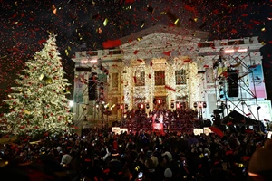 Η Μελίνα Ασλανίδου στην φωταγώγηση του Χριστουγεννιάτικου Δέντρου της Καλλιθέας - εικόνα 2